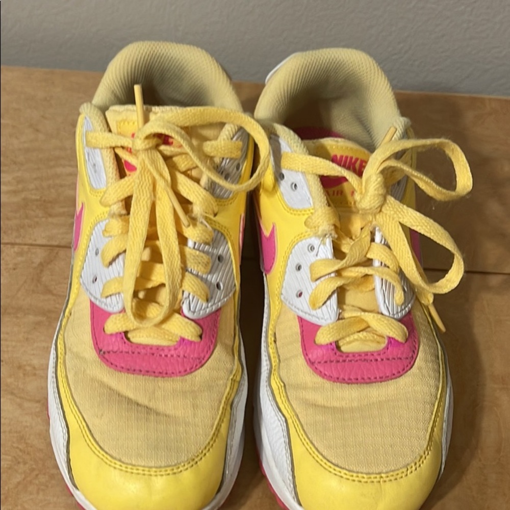 These are a sz 7.5 but fit like a 7. Great used condition.